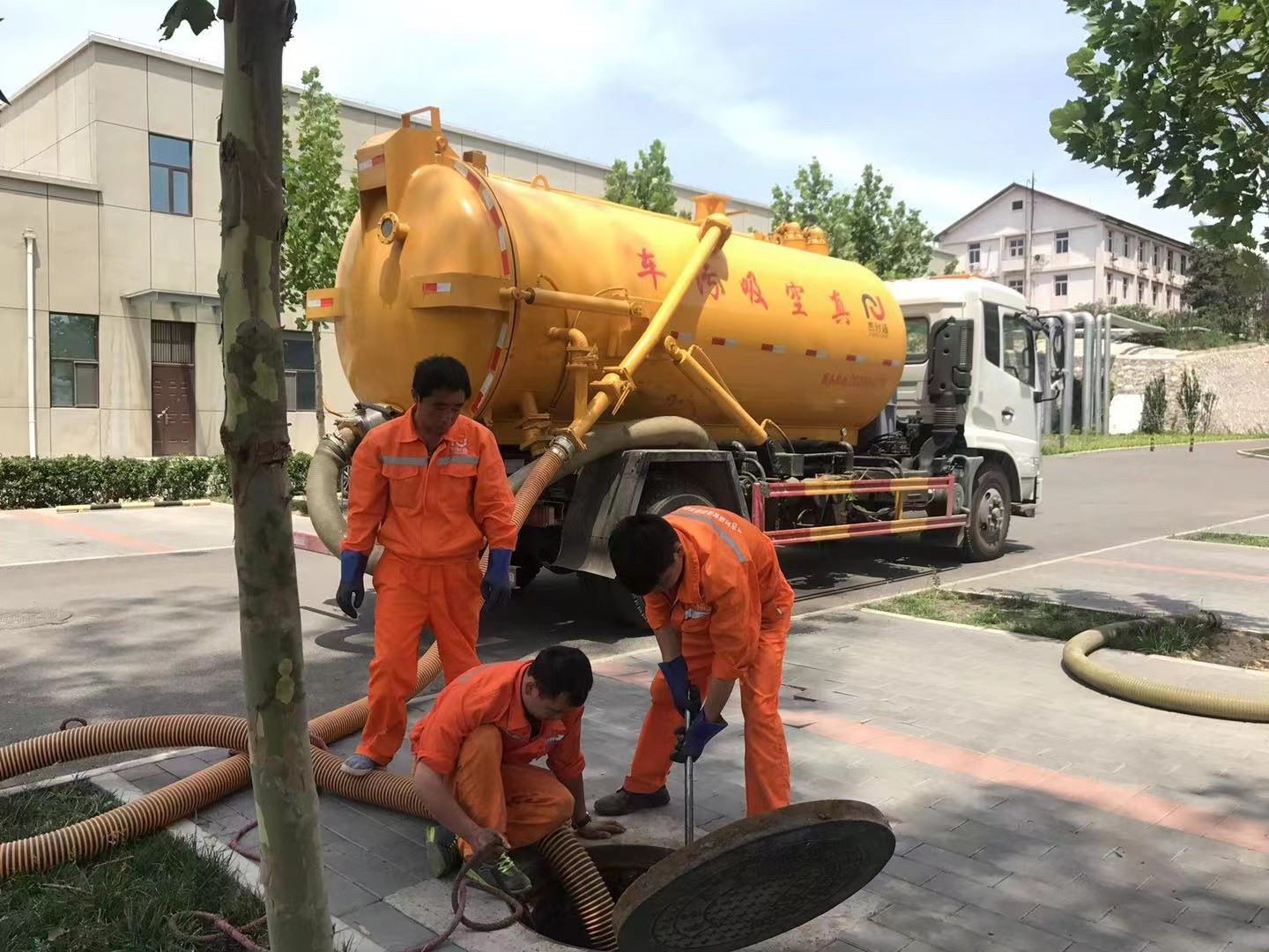 亭湖管道疏通车停在窨井附近