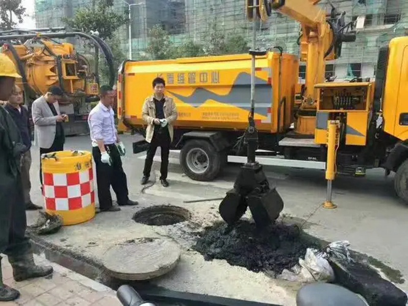 亭湖街道：网格员化身“清道夫”，为民解忧疏通“堵心”化粪池