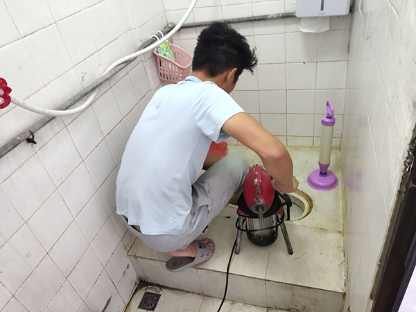 亭湖肥皂掉到马桶里把马桶堵住了怎么办？马桶堵住了怎么办